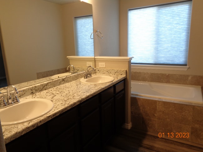 Building Photo - Main level living