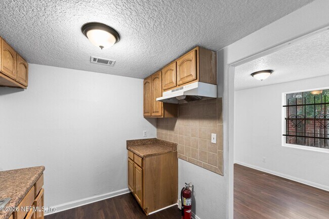 Building Photo - 1424 W 9th St