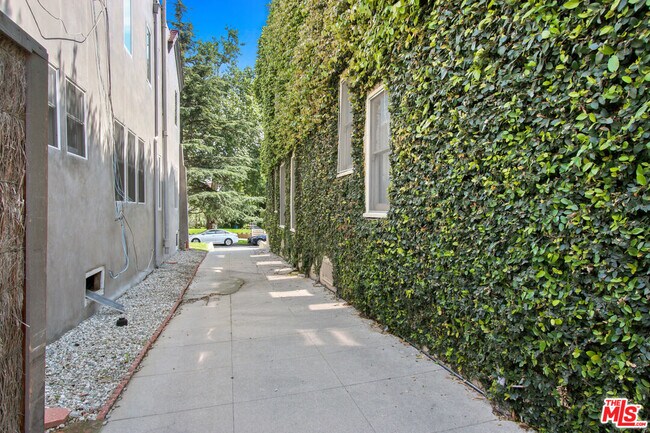 Building Photo - 619 N Plymouth Blvd