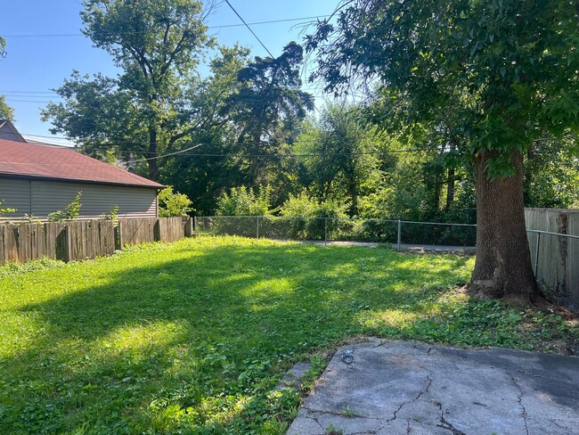 Building Photo - Freshly painted 3 bedroom 2 bath