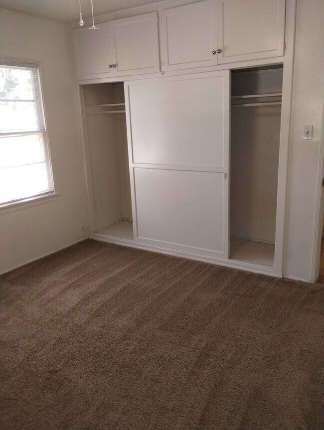 Building Photo - Just reduced. 3 bedroom 1 bath home!