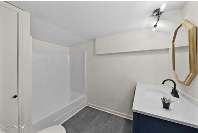 Building Photo - New Listing