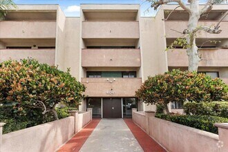 Building Photo - Condo 2 Bed / 2 Bath – In-Unit Laundry – C...
