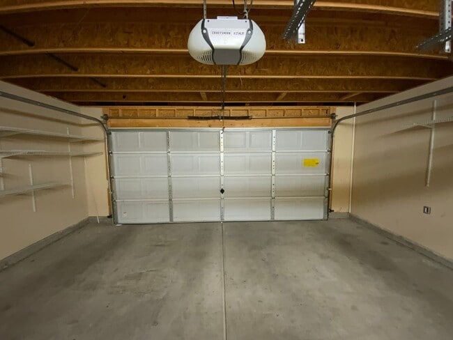 Building Photo - 3 Bedroom Single Story Home Available Near...