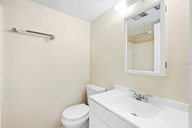 Building Photo - 2525 W Bay Dr