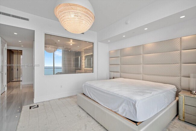 Building Photo - 17901 Collins Ave