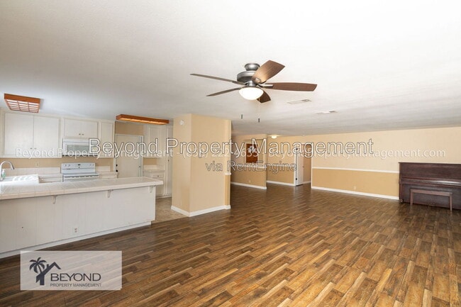 Building Photo - 902 La Sombra Dr