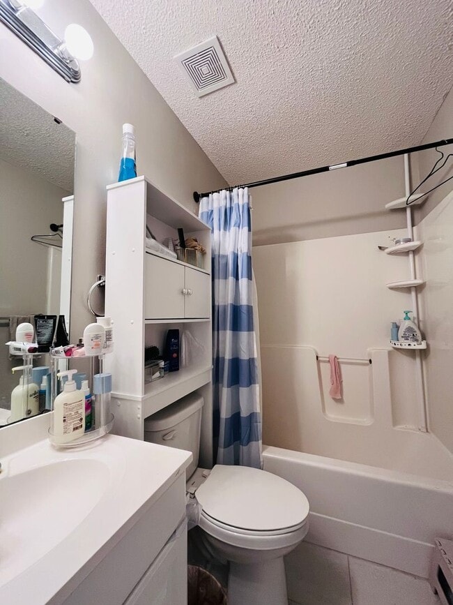 Building Photo - 3 BR/ 2 BA townhome located in Lakeshore E...