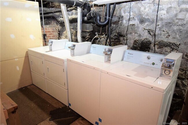 Building Photo - 28 Drive Way