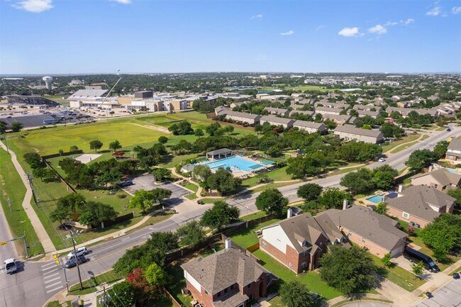 Building Photo - 1322 Tumbling River Dr