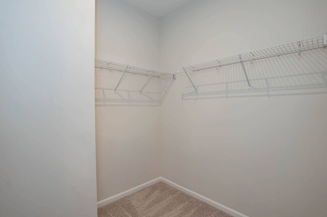 Building Photo - Four Bedroom Townhome!