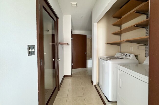 Building Photo - 488 E Ocean Blvd