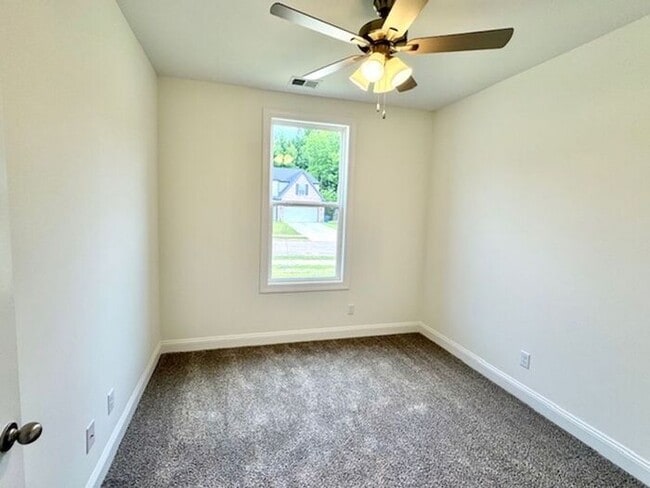 Building Photo - Brand New 4BR 2.5bath + office home in Oli...