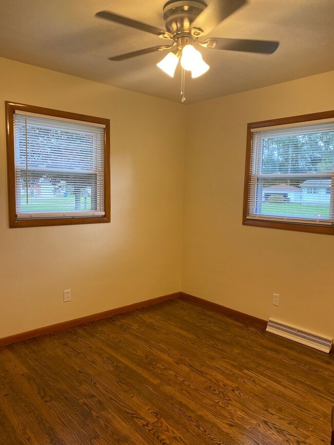 Building Photo - 343 Beverly Hills Dr