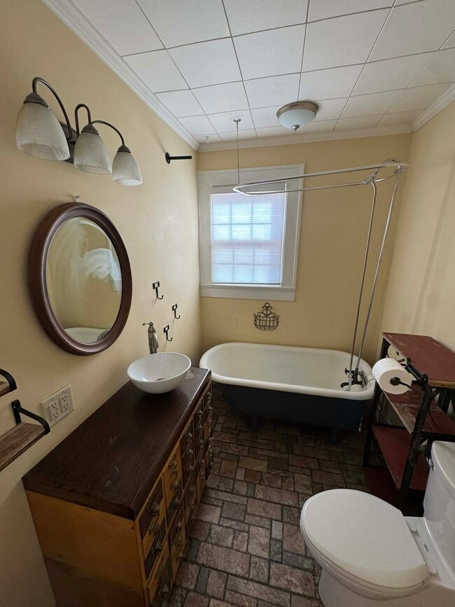 Building Photo - 206 Briggs Ave