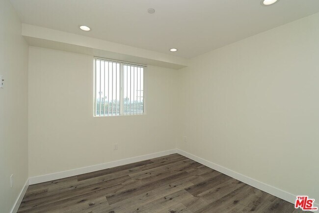 Building Photo - 2121 S Burnside Ave