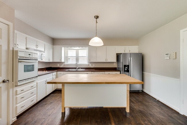 Building Photo - Gorgeous 2 Bed, 2 Bath Lochwood Home!