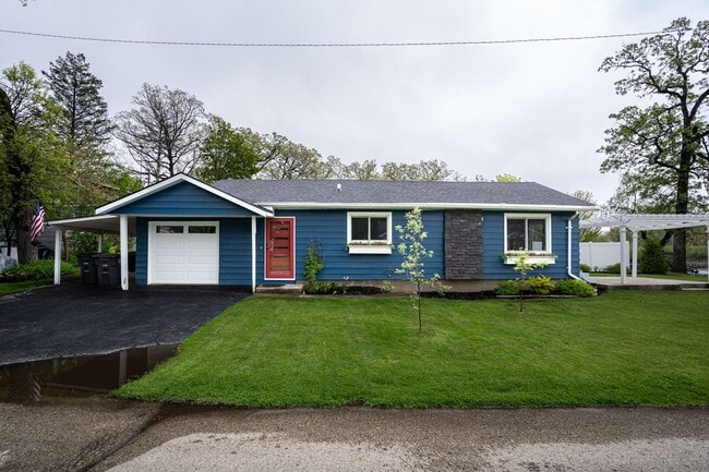 Building Photo - Beautiful 2 Bedroom Single Family on Paddock Lake