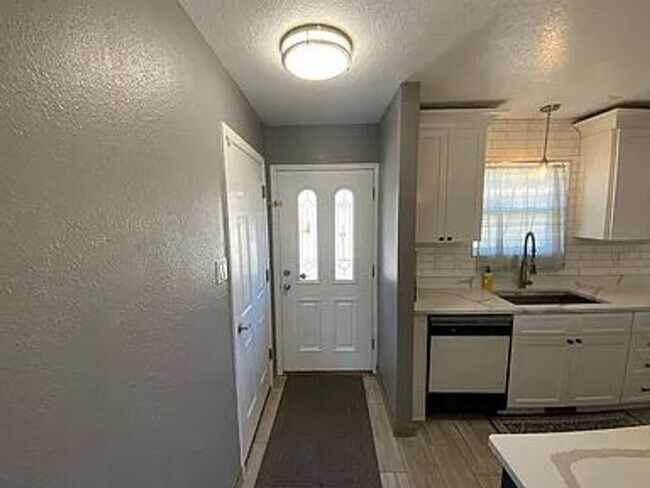 Building Photo - SWEET FAMILY HOME