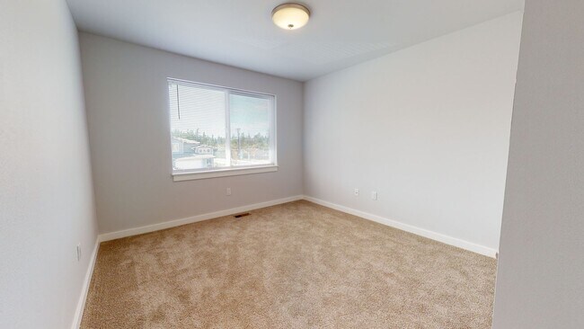 Building Photo - Large & Luxurious 3 Bedroom Available Near...