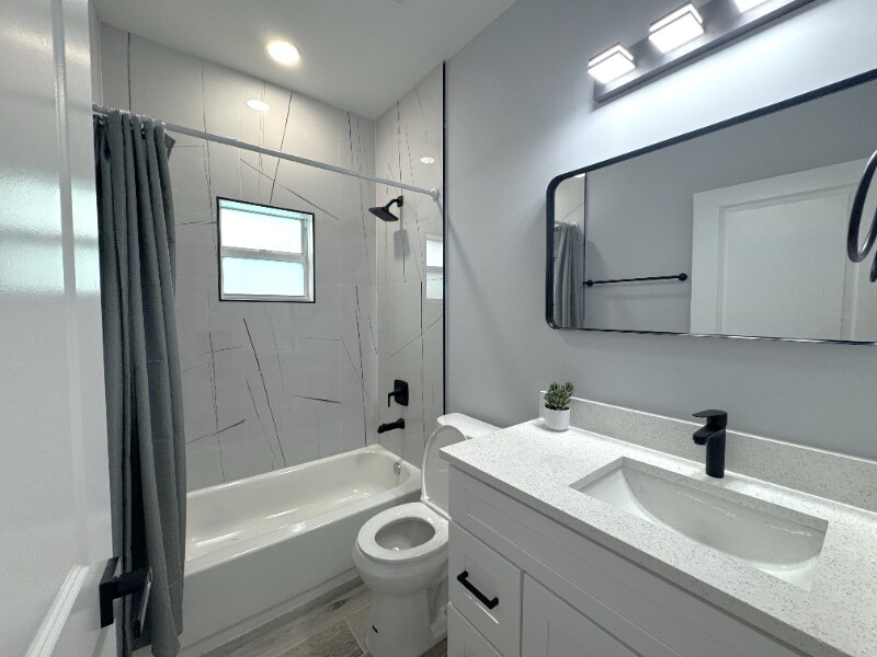 Building Photo - 272 Diogenes St