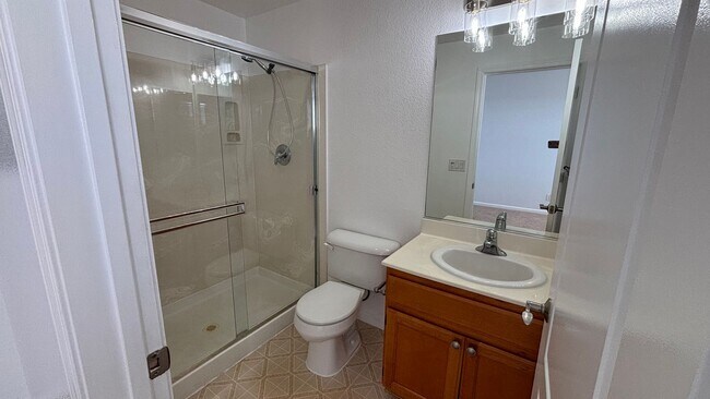Building Photo - Nice 2 Bed townhouse style condo with prim...