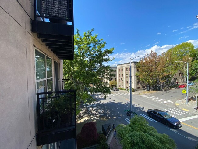 Building Photo - 1 Bed 1 Bath Condo in Seattle - Includes P...