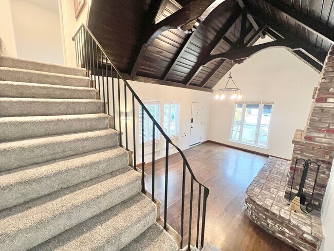 Building Photo - Charming Two Story Home in Belmont Shore near 2nd Street