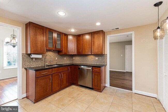 Building Photo - 246 Avondale Dr