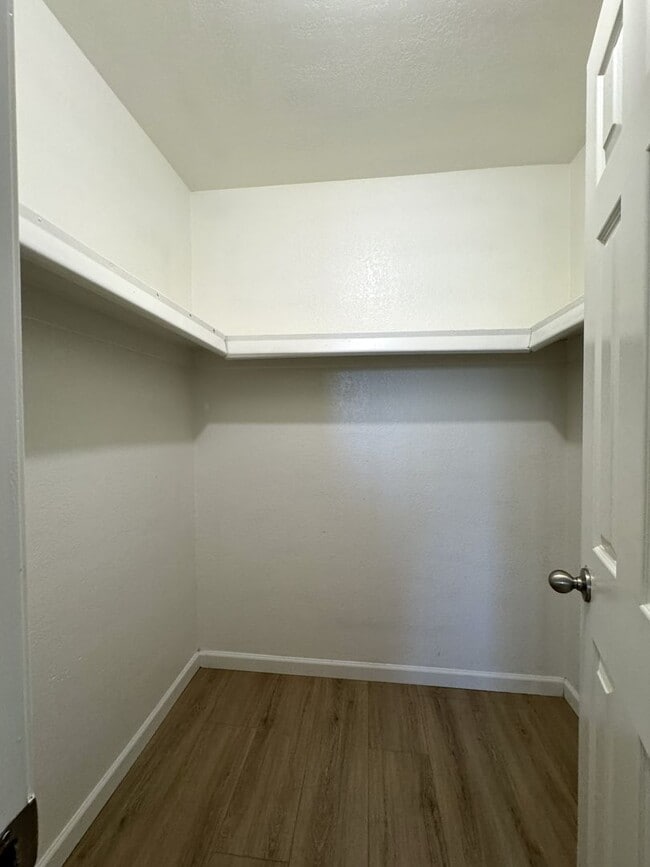 Building Photo - MELROSE DISTRICT CONDO WITH HUGE MOVE-IN SPECIAL – HALF OFF FIRST & SECOND MONTH’S RENT!
