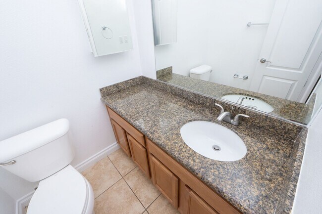 Building Photo - 2BR/1.5BA Condo! 2 parking spaces