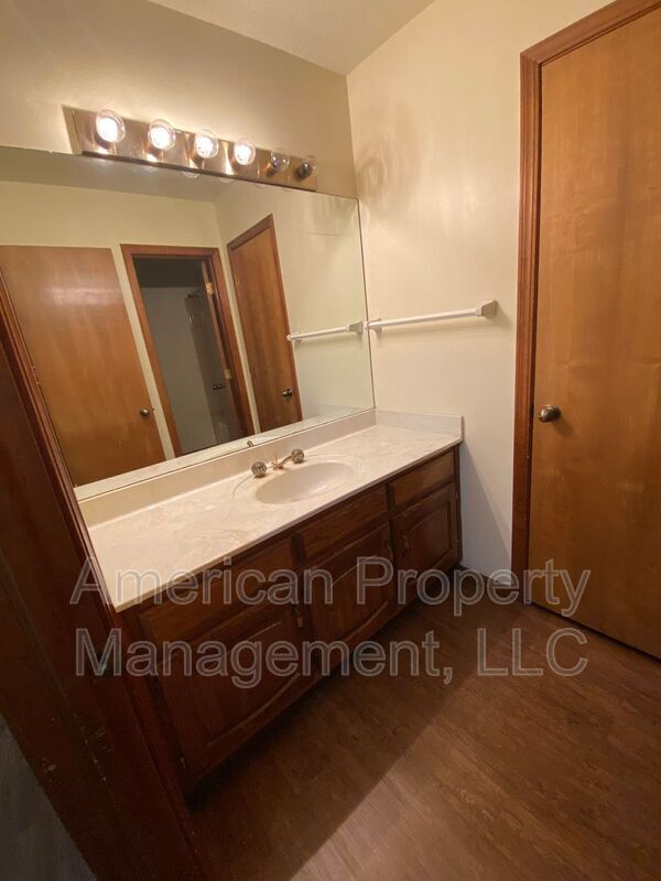 Building Photo - P2-1Q- 7704 S. Hudson Ave
