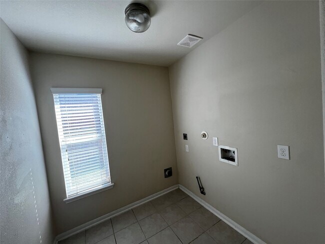 Building Photo - 10621 Sunflower Dr