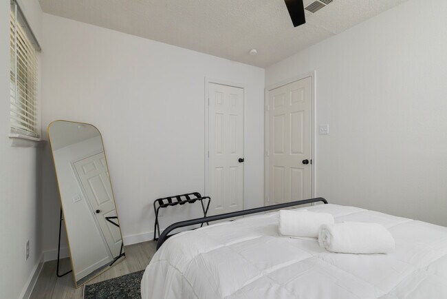 Building Photo - 1704 Kynette Dr