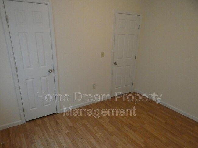 Building Photo - 930 Bryant Ave