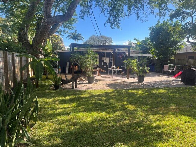 Building Photo - 1517 NW 3rd Ave