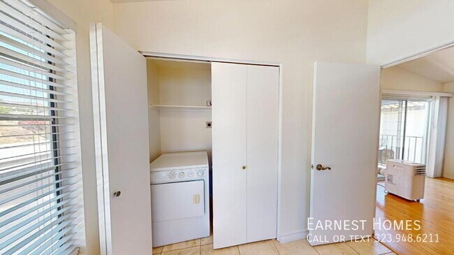 Building Photo - 5606 Las Virgenes Rd