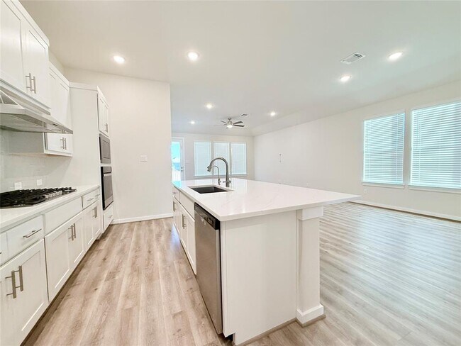 Building Photo - 133 Cintilar St