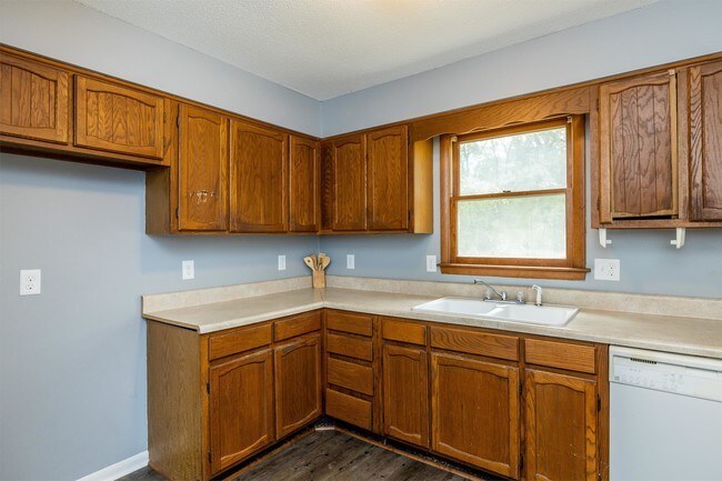 Building Photo - 104 Greenwood Cir