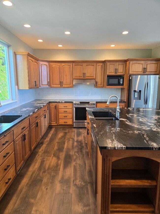 Building Photo - STATUS:AVAILABLE  | R17 | $ 2995
