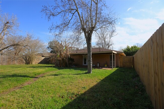 Building Photo - 103 E Meadow Ln