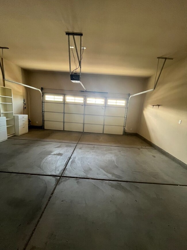 Building Photo - 2 bedroom 2 bath with bonus room/ office r...