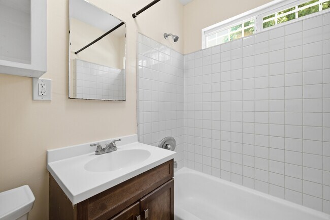 Building Photo - 612 E 87th St