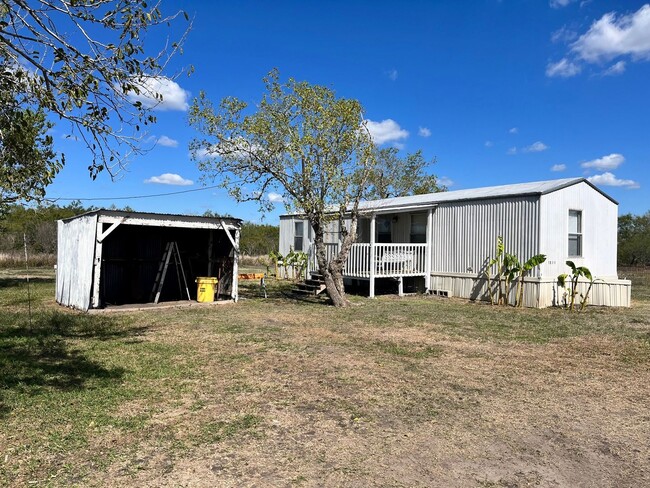 Building Photo - Country Living!