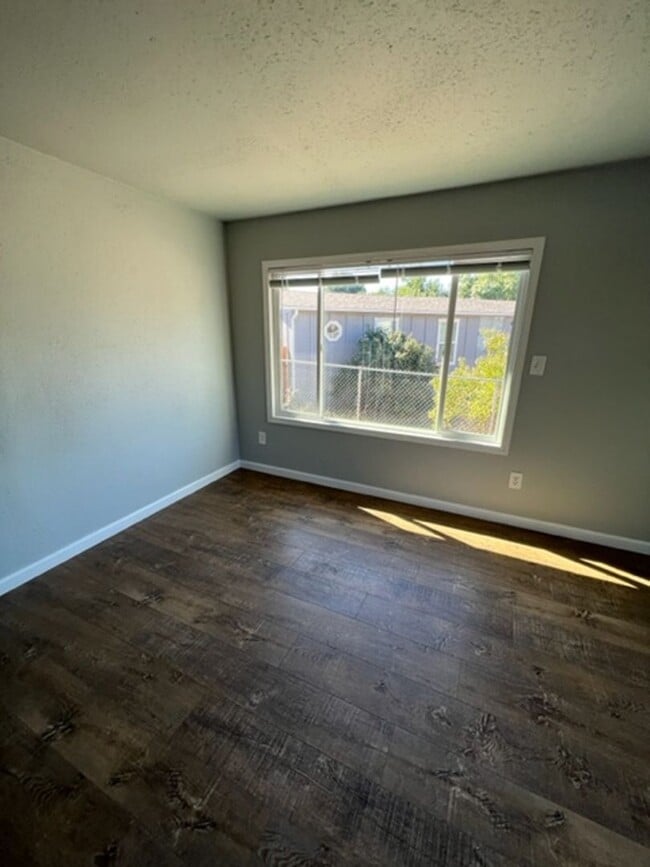 Building Photo - Large 3 Bedroom 2 Bath with Fenced Yard