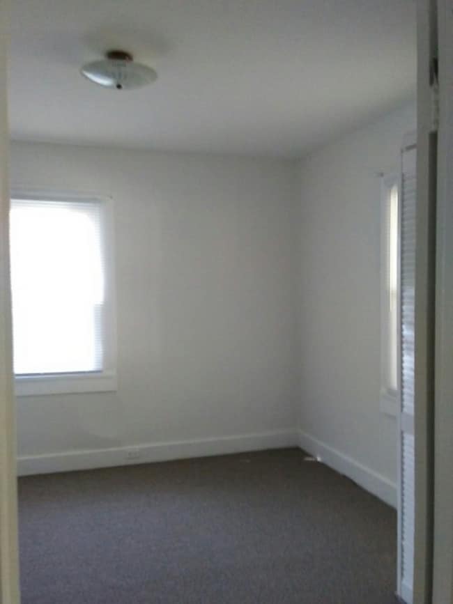 Building Photo - Bungalow Located Just Outside of Town