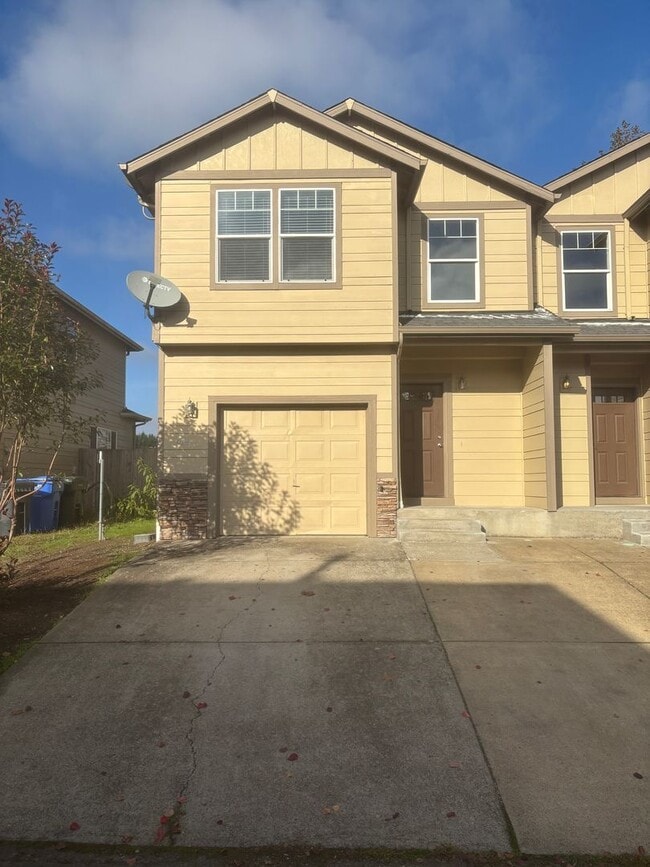 Building Photo - 3 Bedroom 2.5 Bath Duplex