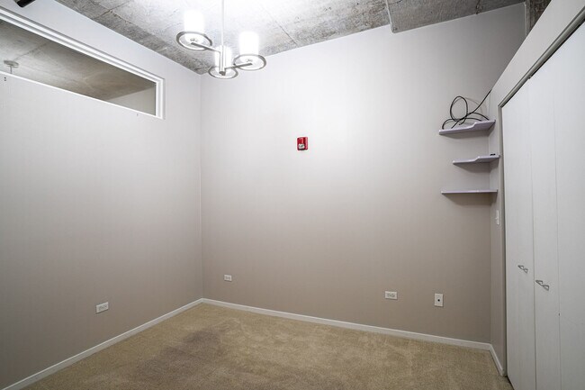 Building Photo - 933 W Van Buren St