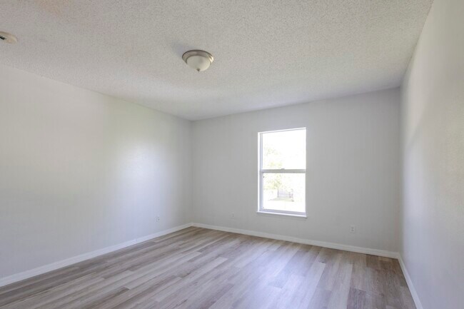 Building Photo - 1401 SW Heather St