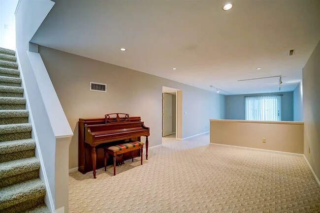 Building Photo - 11 Gray Birch Trl